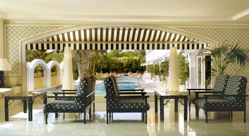 Терраса с видом на бассейн