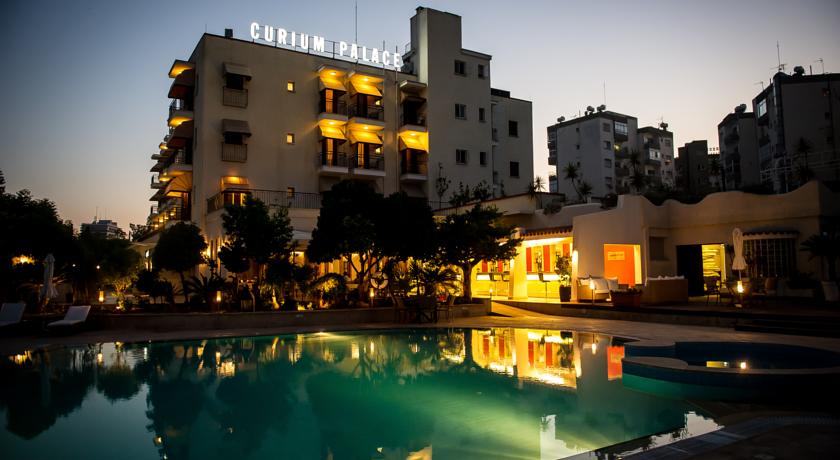 Территория отеля вечером