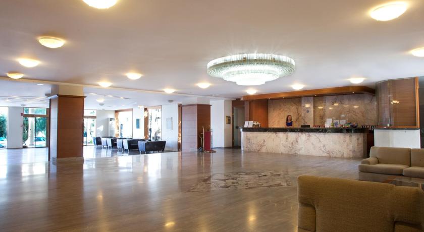 Рецепция в холле