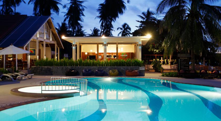 Территория отеля вечером