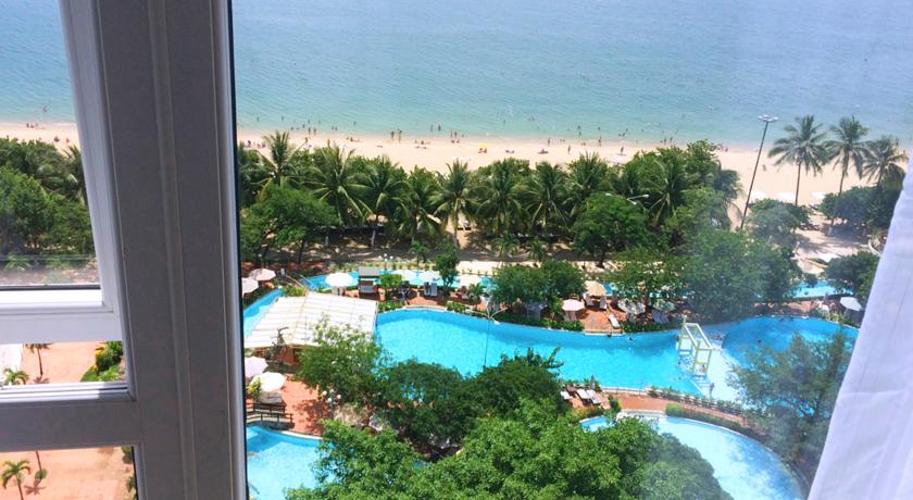 Вид из номера на бассейн