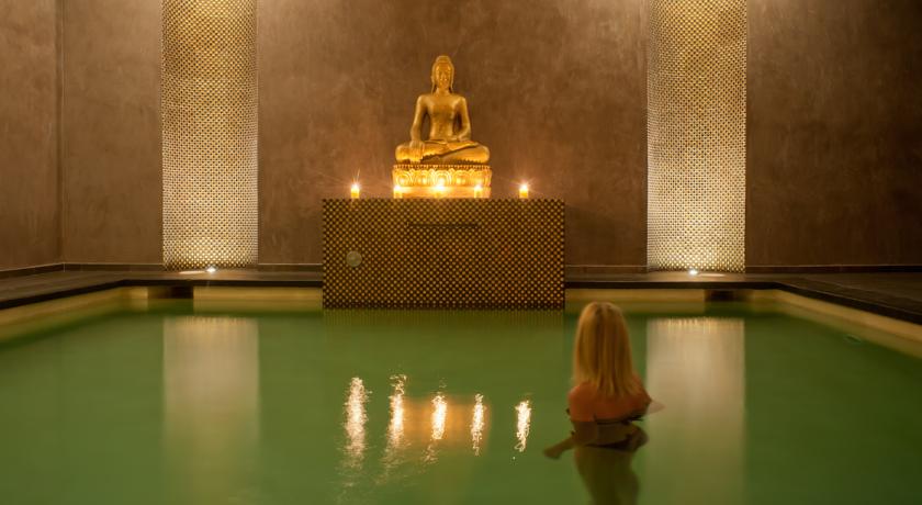 Крытый бассейн