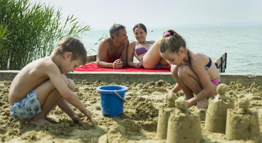 На пляже у озера