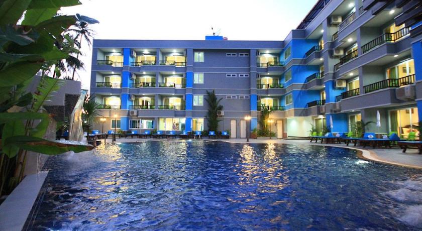 Территория отеля вечером