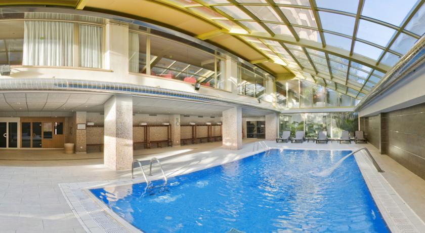 Крытый бассейн