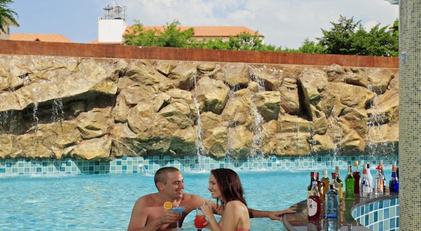 Бассейн в отеле Centara Nova, Паттайя, Таиланд