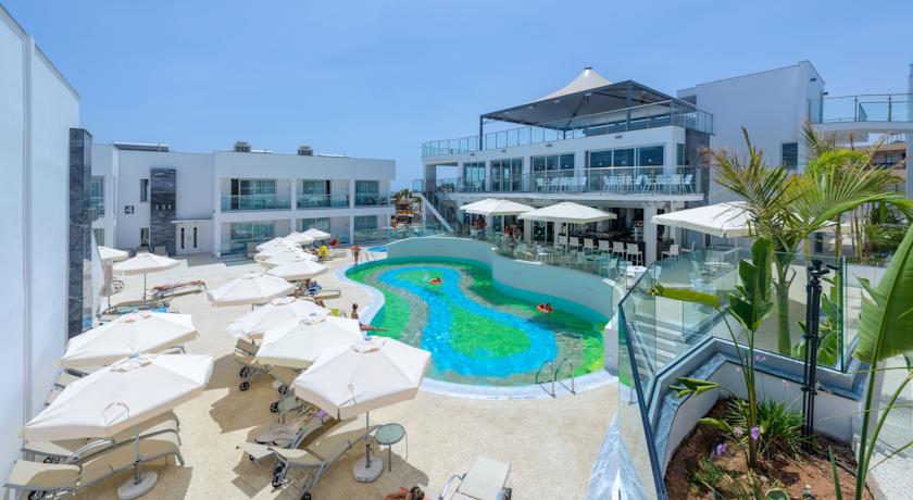 Бассейн с террасой для загара