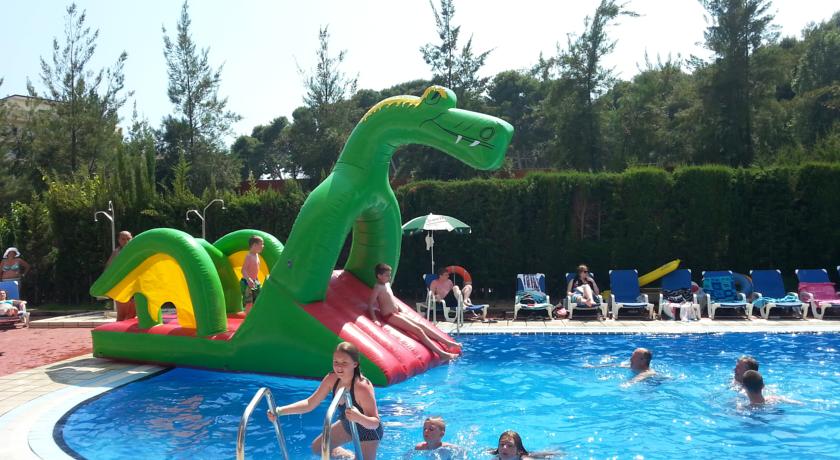 Детский бассейн с надувными аттракционами