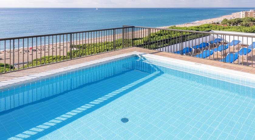 Маленький бассейн на крыше отеля