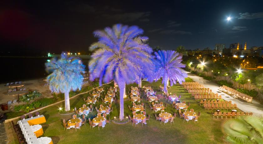 Лужайка у отеля