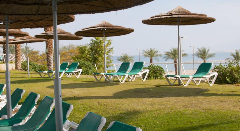 Лужайка для загара у отеля