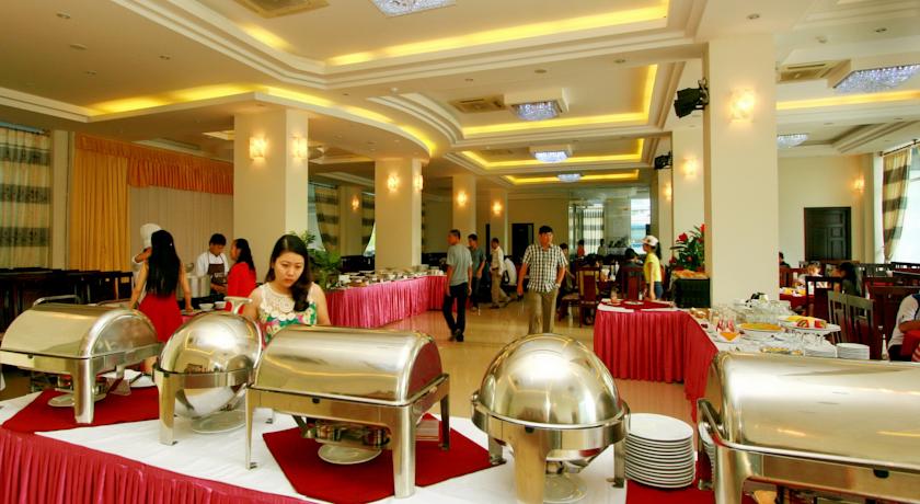 Шведский стол в ресторане