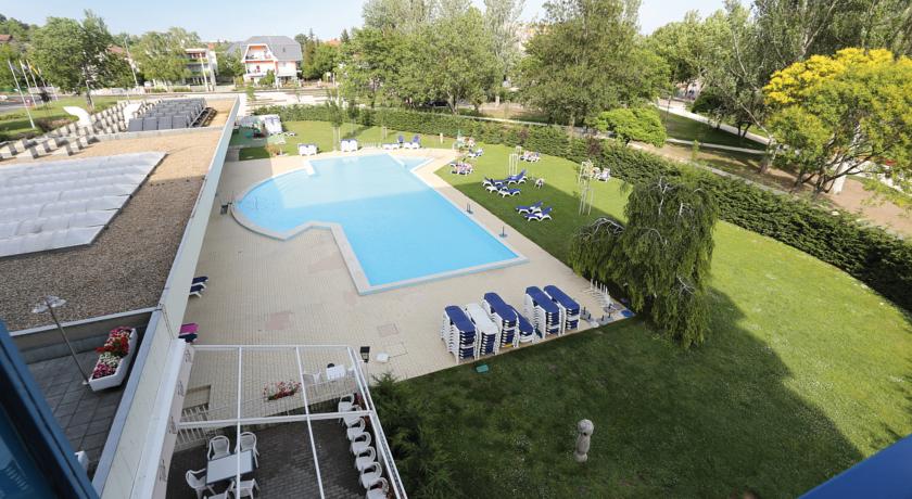 Территория у открытого бассейна