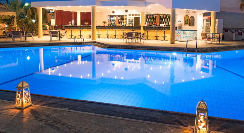 Бар у бассейна