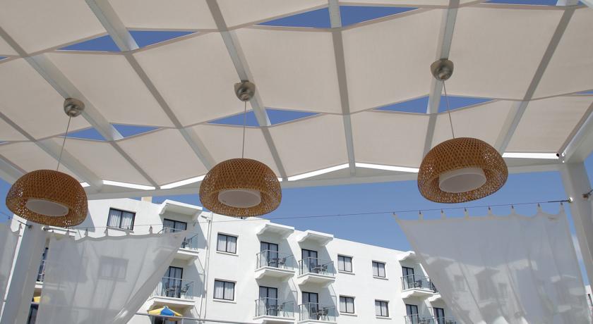 Терраса у бассейна