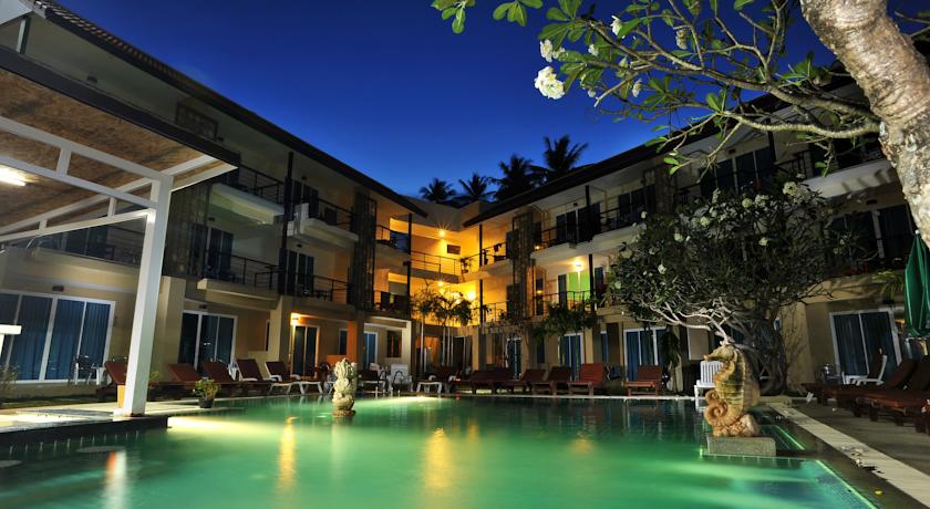 Территория отеля вечером