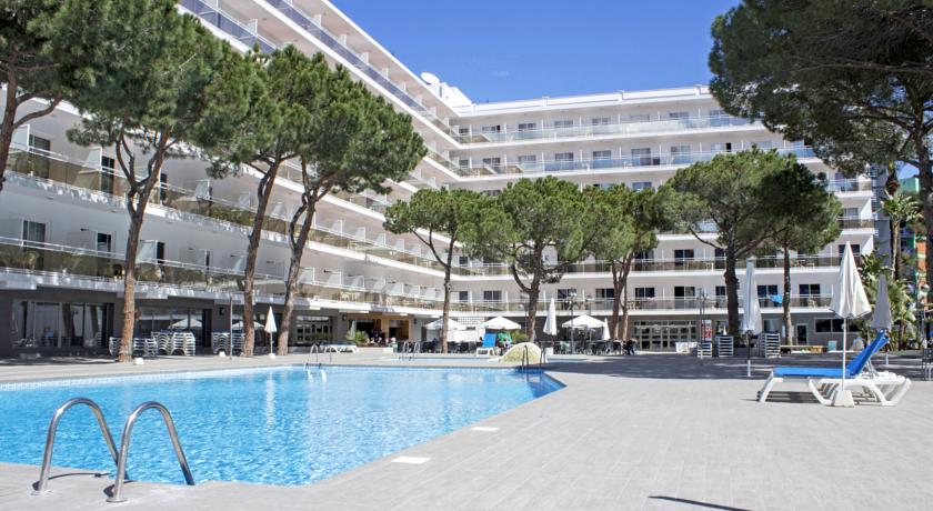 Открытый бассейн с террасой для загара