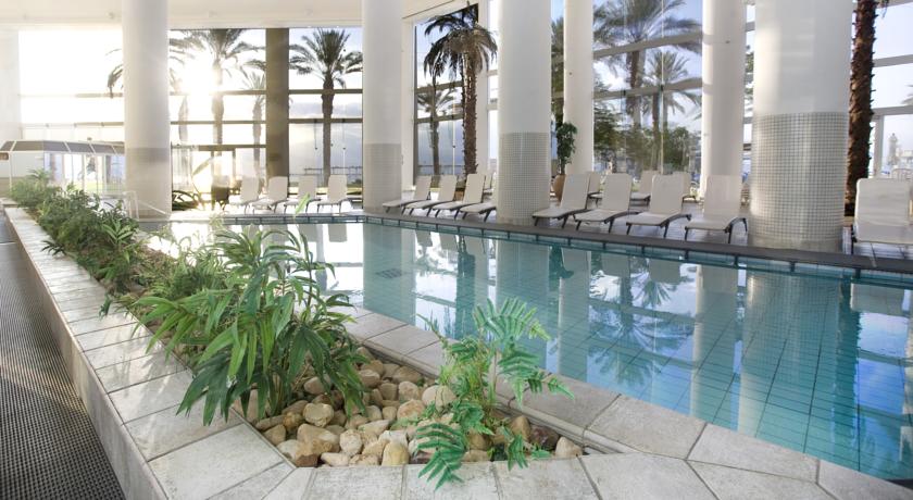 Крытый бассейн с террасой для отдыха