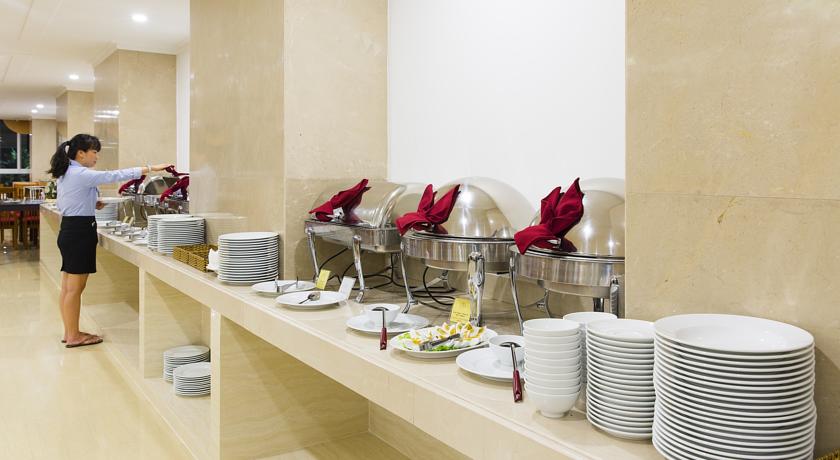 Шведский стол в ресторане