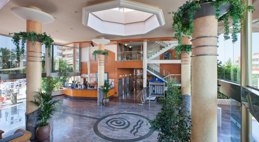 Рецепция в холле