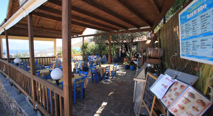 Терраса у бассейна