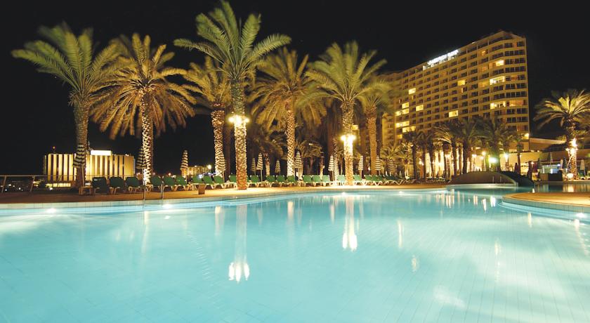 Территория отеля вечером