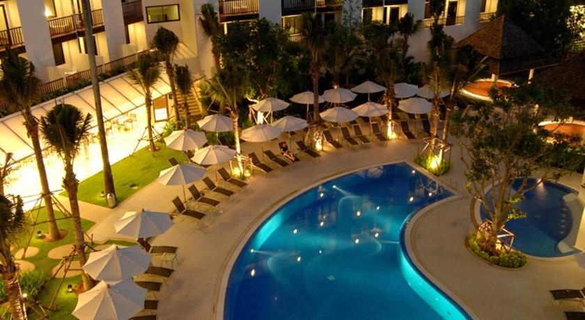 Вид на бассейн из номеров