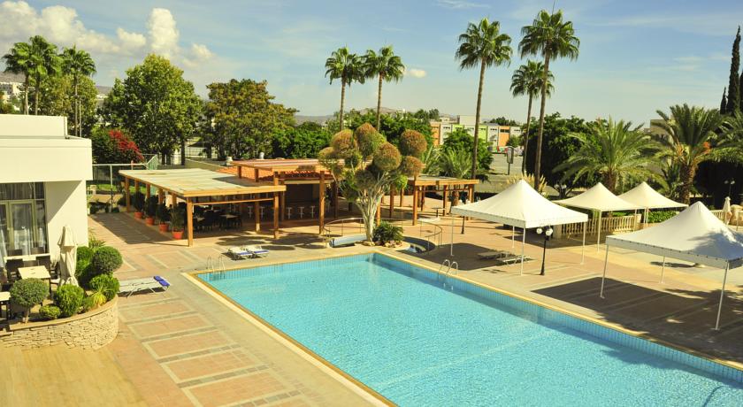 Территория у бассейна