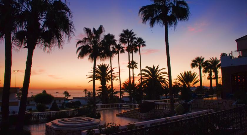 Территория отеля вечером