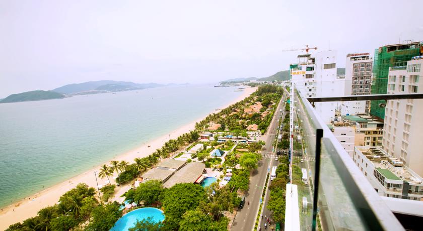 Территория возле отеля