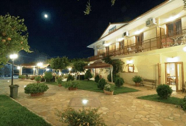 Территория отеля вечером