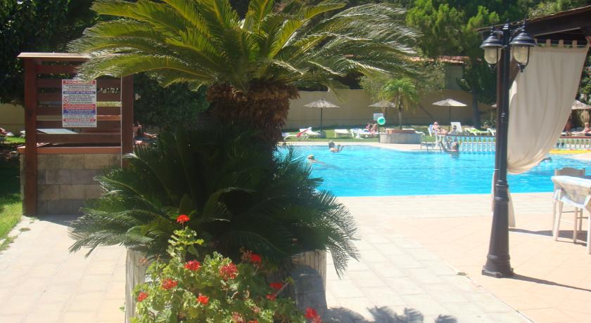 Открытый бассейн с террасой для загара