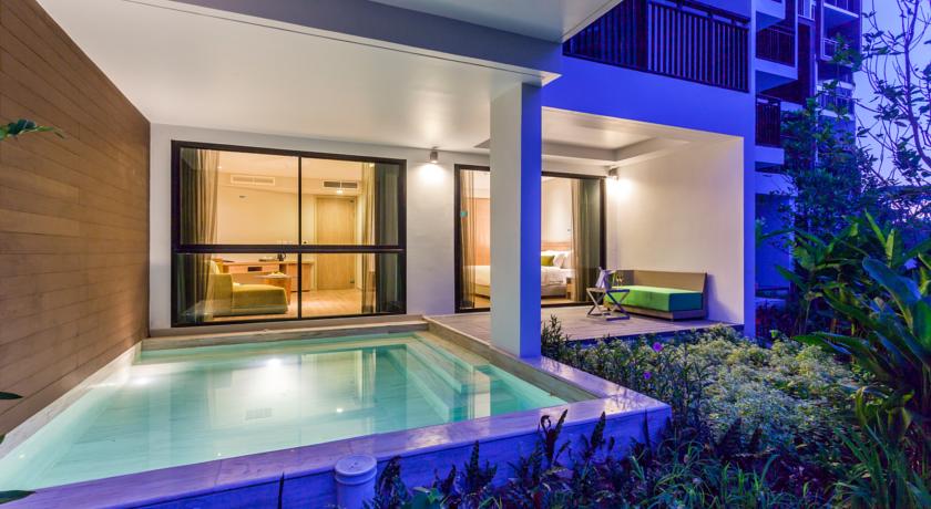 Терраса и бассейн у номера