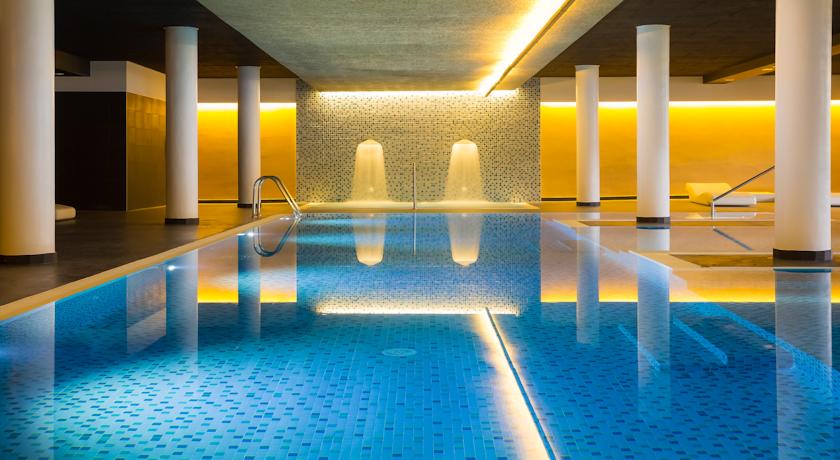 Крытый бассейн