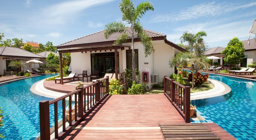 Территория у бассейна