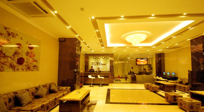 Холл отеля с лаунжем и интернет-уголком