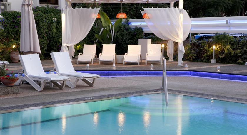 Открытый бассейн с террасой для загара