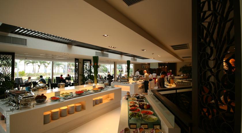 Шведский стол в ресторане