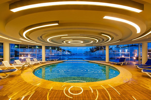 Крытый бассейн в отеле Water Planet Deluxe Hotel & Aquapark, Окурджалар, Аланья, Турция