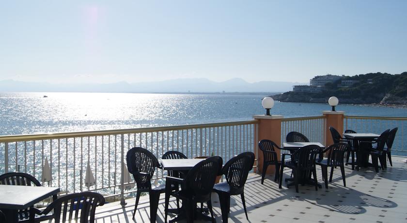 Терраса ресторана с видом на море