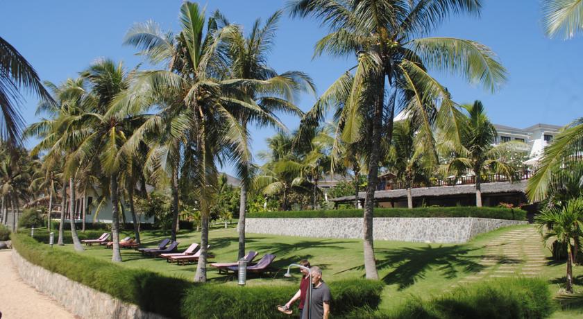 Терраса для загара в саду