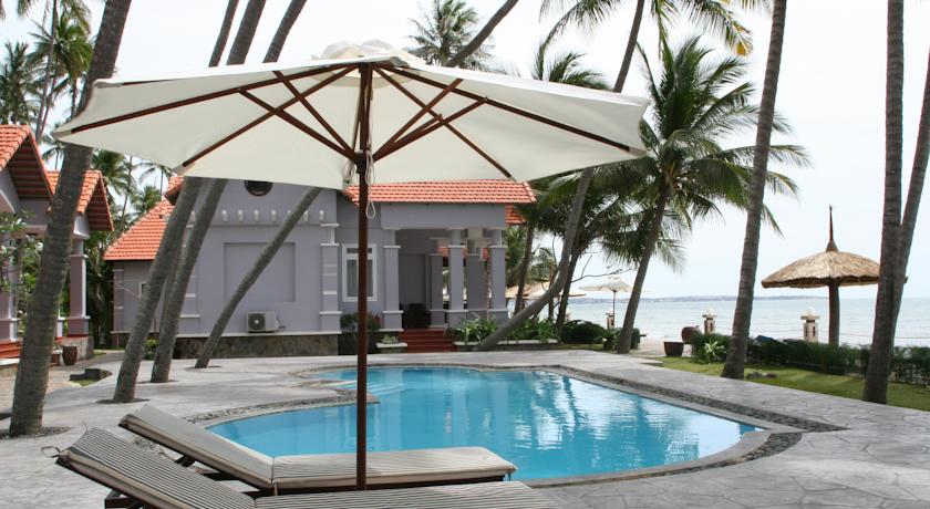 Малый бассейн с террасой