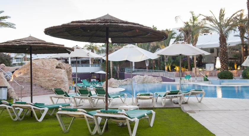 Терраса для загара у бассейна