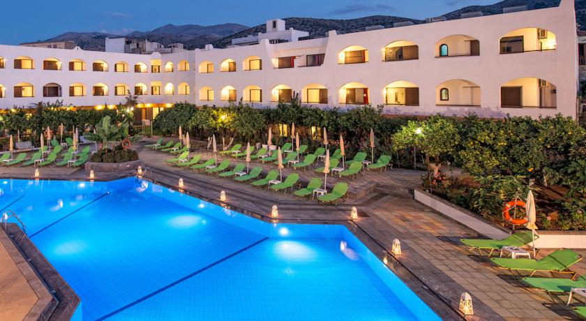 Территория у бассейна