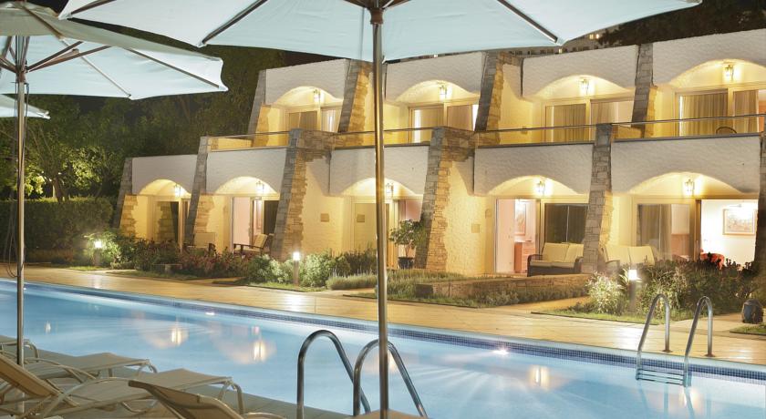 Бунгало с бассейном вечером