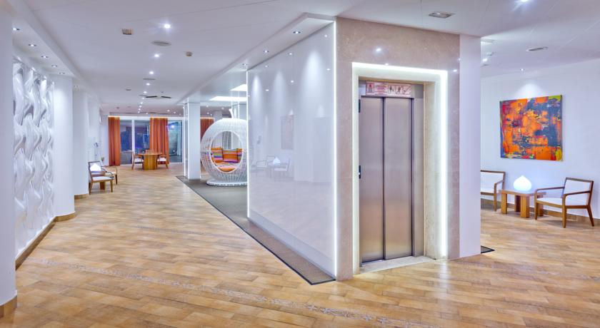 В отеле есть лифт