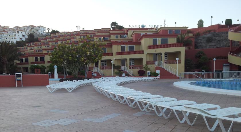 Бассейн и терраса для загара