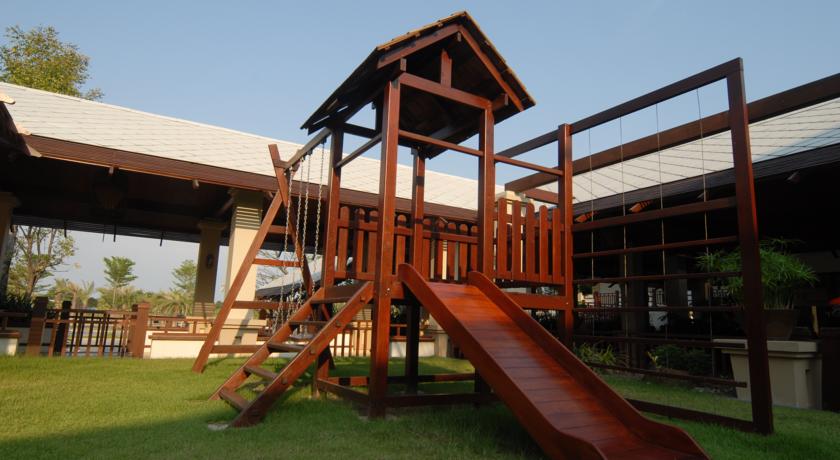 Детская площадка в саду