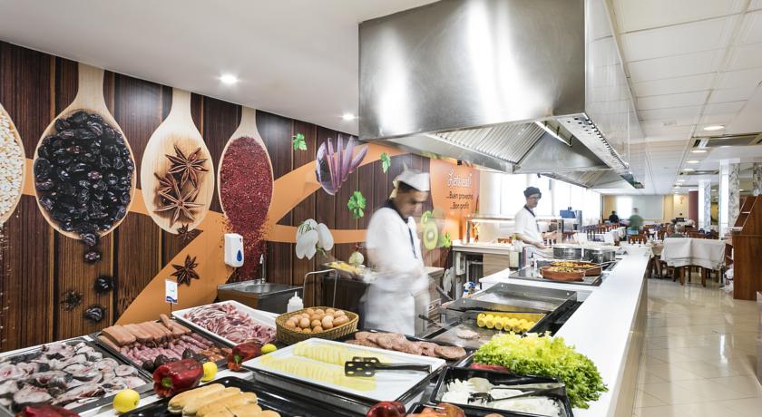 Шведский стол в ресторане