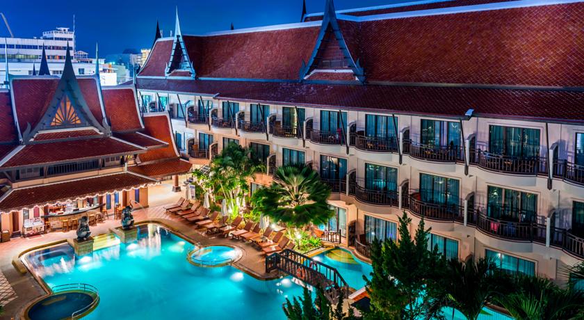 Территория отеля вечером